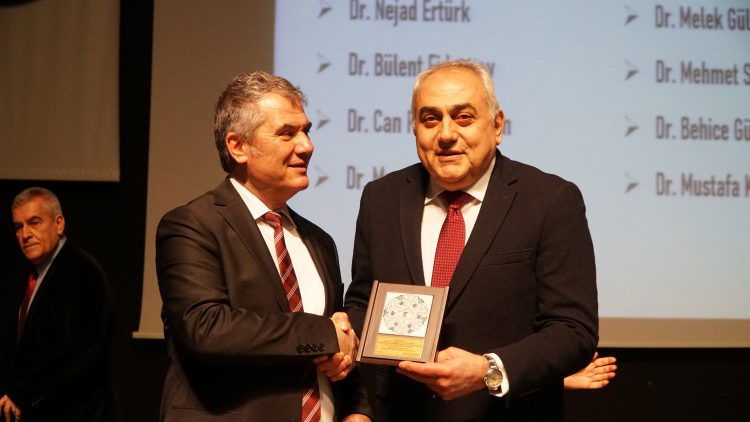 Meslekte 30, 40, 50, 60 ve 70’inci yıllarını dolduran hekimlere plaket