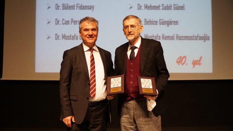 Meslekte 30, 40, 50, 60 ve 70’inci yıllarını dolduran hekimlere plaket