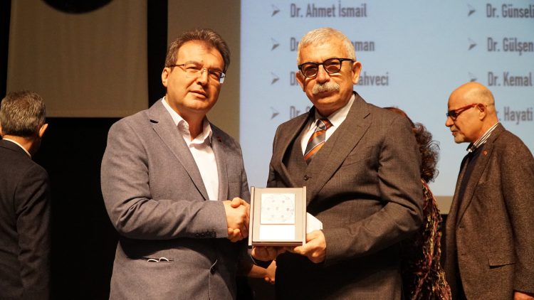 Meslekte 30, 40, 50, 60 ve 70’inci yıllarını dolduran hekimlere plaket