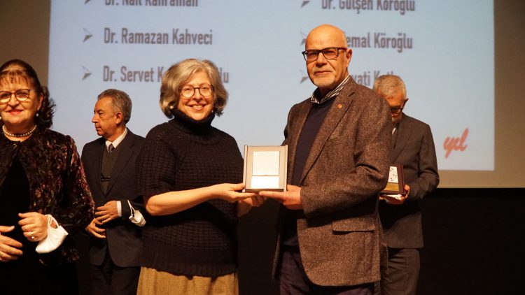 Meslekte 30, 40, 50, 60 ve 70’inci yıllarını dolduran hekimlere plaket