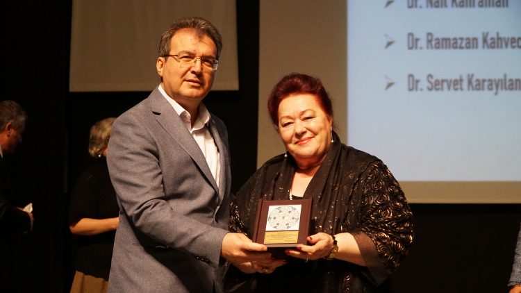 Meslekte 30, 40, 50, 60 ve 70’inci yıllarını dolduran hekimlere plaket