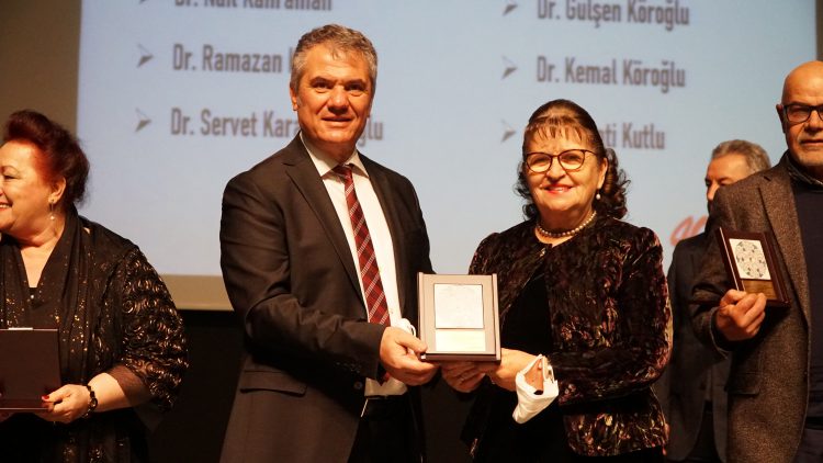 Meslekte 30, 40, 50, 60 ve 70’inci yıllarını dolduran hekimlere plaket