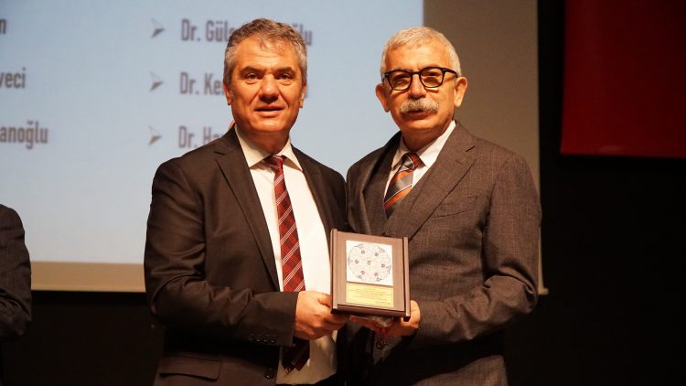 Meslekte 30, 40, 50, 60 ve 70’inci yıllarını dolduran hekimlere plaket