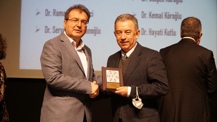 Meslekte 30, 40, 50, 60 ve 70’inci yıllarını dolduran hekimlere plaket