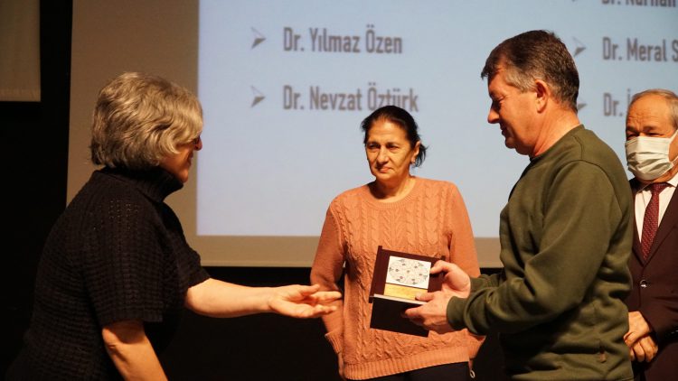 Meslekte 30, 40, 50, 60 ve 70’inci yıllarını dolduran hekimlere plaket