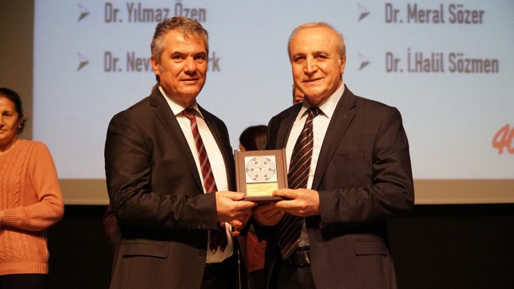 Meslekte 30, 40, 50, 60 ve 70’inci yıllarını dolduran hekimlere plaket