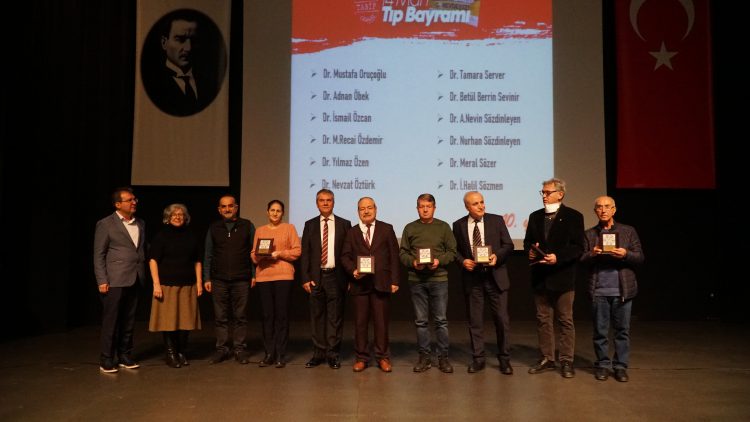 Meslekte 30, 40, 50, 60 ve 70’inci yıllarını dolduran hekimlere plaket