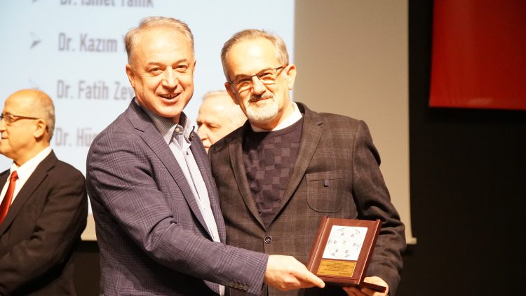 Meslekte 30, 40, 50, 60 ve 70’inci yıllarını dolduran hekimlere plaket