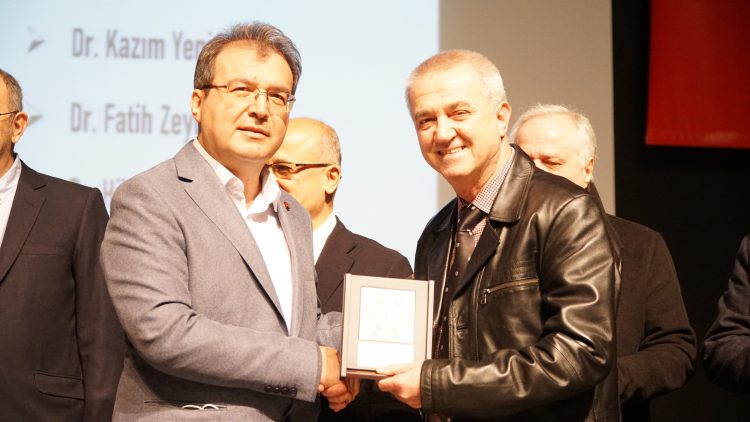 Meslekte 30, 40, 50, 60 ve 70’inci yıllarını dolduran hekimlere plaket