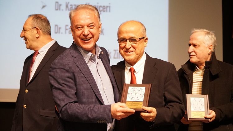 Meslekte 30, 40, 50, 60 ve 70’inci yıllarını dolduran hekimlere plaket