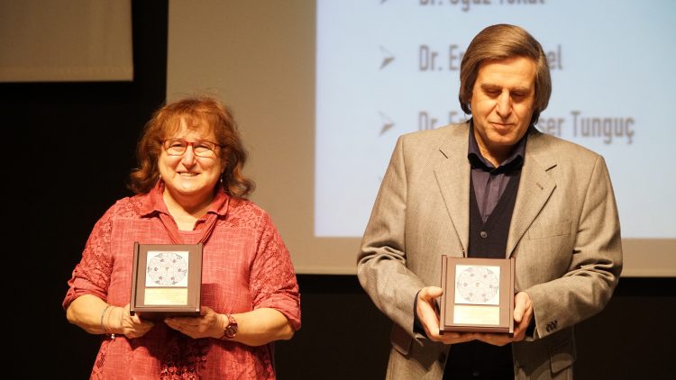 Meslekte 30, 40, 50, 60 ve 70’inci yıllarını dolduran hekimlere plaket