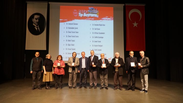 Meslekte 30, 40, 50, 60 ve 70’inci yıllarını dolduran hekimlere plaket