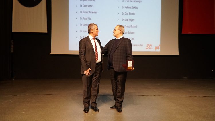 Meslekte 30, 40, 50, 60 ve 70’inci yıllarını dolduran hekimlere plaket