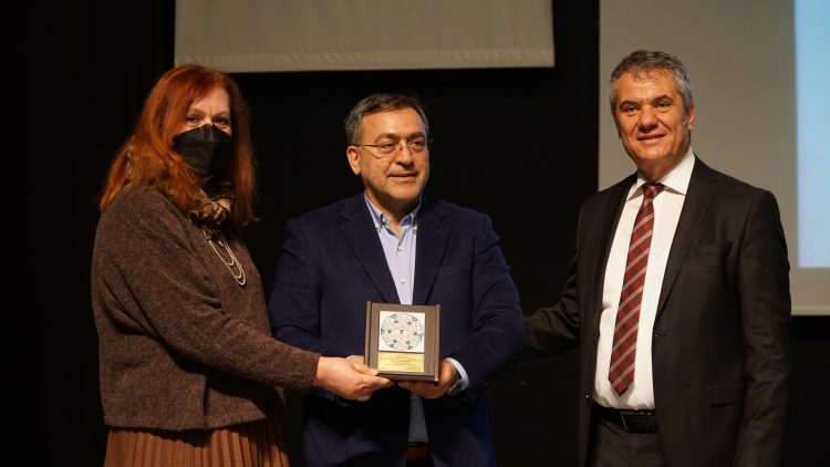 Meslekte 30, 40, 50, 60 ve 70’inci yıllarını dolduran hekimlere plaket