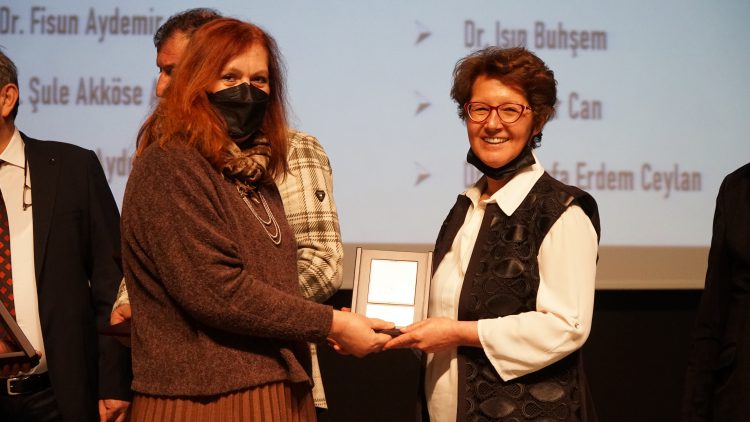 Meslekte 30, 40, 50, 60 ve 70’inci yıllarını dolduran hekimlere plaket