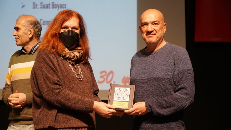 Meslekte 30, 40, 50, 60 ve 70’inci yıllarını dolduran hekimlere plaket