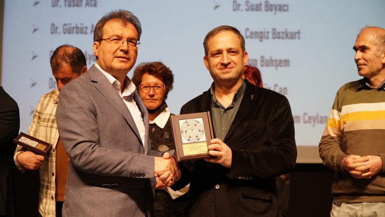 Meslekte 30, 40, 50, 60 ve 70’inci yıllarını dolduran hekimlere plaket