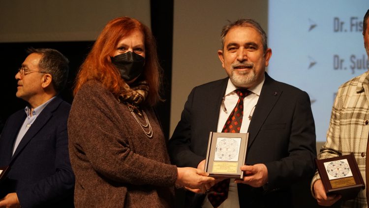 Meslekte 30, 40, 50, 60 ve 70’inci yıllarını dolduran hekimlere plaket