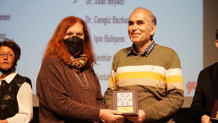 Meslekte 30, 40, 50, 60 ve 70’inci yıllarını dolduran hekimlere plaket