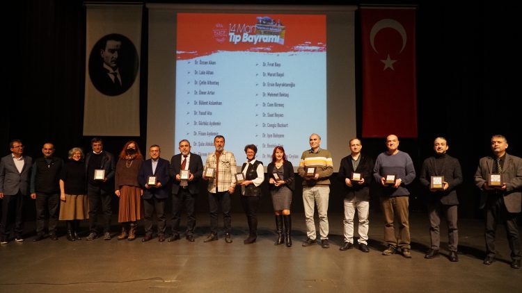 Meslekte 30, 40, 50, 60 ve 70’inci yıllarını dolduran hekimlere plaket