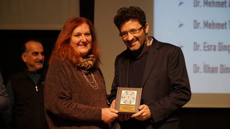 Meslekte 30, 40, 50, 60 ve 70’inci yıllarını dolduran hekimlere plaket