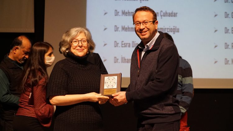 Meslekte 30, 40, 50, 60 ve 70’inci yıllarını dolduran hekimlere plaket