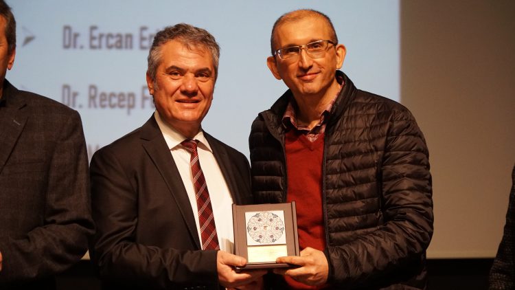 Meslekte 30, 40, 50, 60 ve 70’inci yıllarını dolduran hekimlere plaket