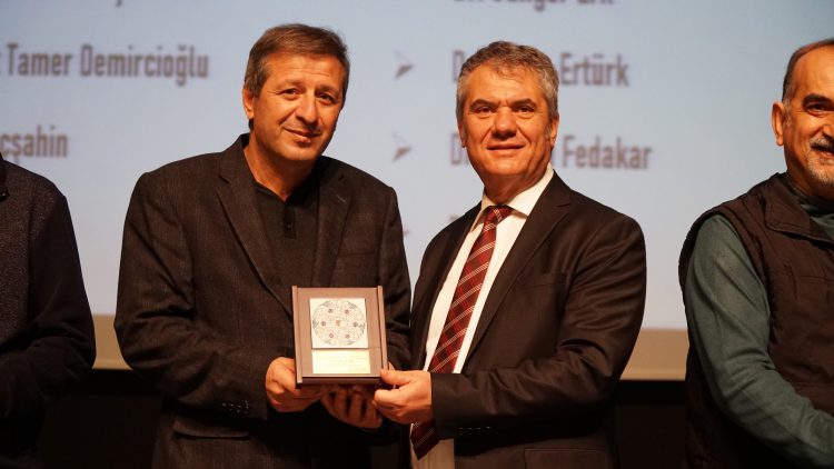 Meslekte 30, 40, 50, 60 ve 70’inci yıllarını dolduran hekimlere plaket