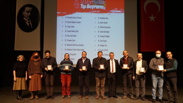 Meslekte 30, 40, 50, 60 ve 70’inci yıllarını dolduran hekimlere plaket