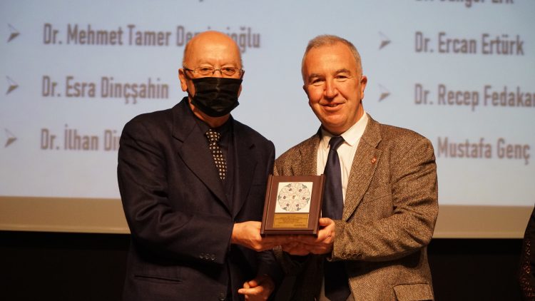 Meslekte 30, 40, 50, 60 ve 70’inci yıllarını dolduran hekimlere plaket