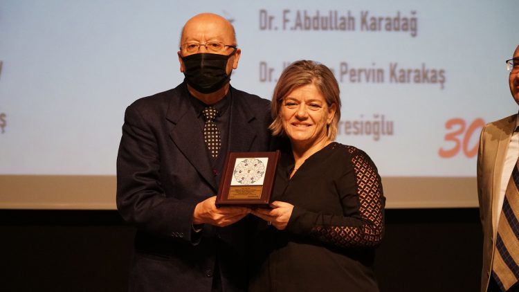 Meslekte 30, 40, 50, 60 ve 70’inci yıllarını dolduran hekimlere plaket