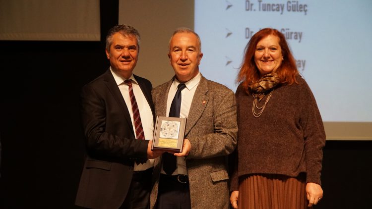 Meslekte 30, 40, 50, 60 ve 70’inci yıllarını dolduran hekimlere plaket