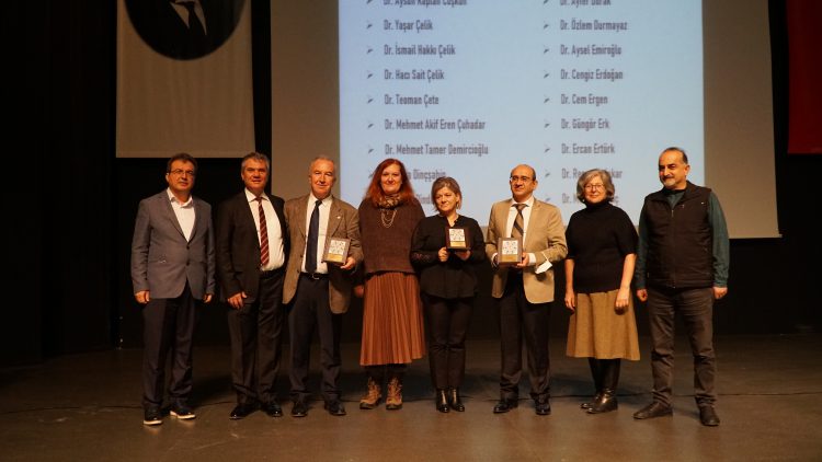 Meslekte 30, 40, 50, 60 ve 70’inci yıllarını dolduran hekimlere plaket