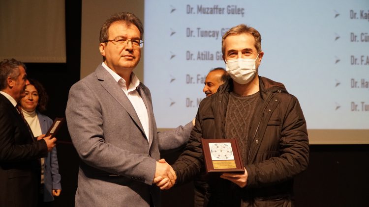 Meslekte 30, 40, 50, 60 ve 70’inci yıllarını dolduran hekimlere plaket