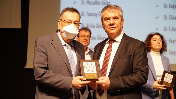 Meslekte 30, 40, 50, 60 ve 70’inci yıllarını dolduran hekimlere plaket