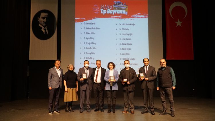 Meslekte 30, 40, 50, 60 ve 70’inci yıllarını dolduran hekimlere plaket