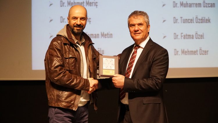 Meslekte 30, 40, 50, 60 ve 70’inci yıllarını dolduran hekimlere plaket