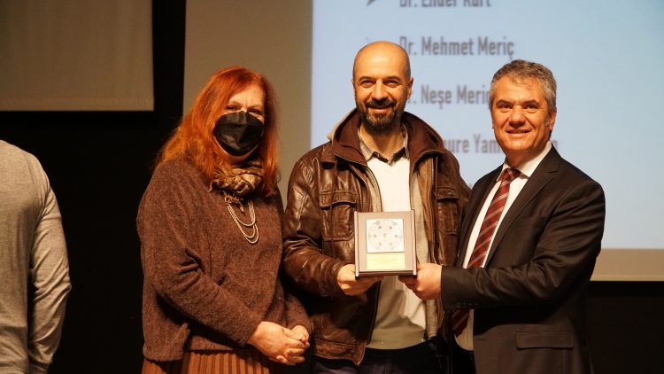 Meslekte 30, 40, 50, 60 ve 70’inci yıllarını dolduran hekimlere plaket