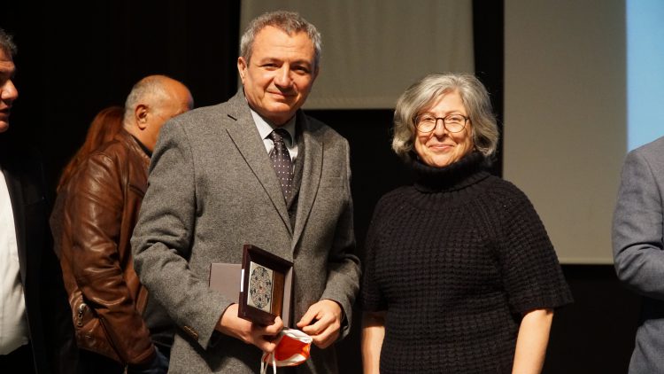 Meslekte 30, 40, 50, 60 ve 70’inci yıllarını dolduran hekimlere plaket