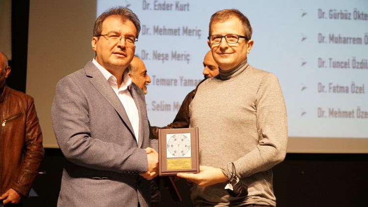 Meslekte 30, 40, 50, 60 ve 70’inci yıllarını dolduran hekimlere plaket