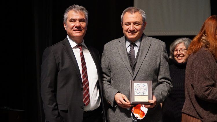 Meslekte 30, 40, 50, 60 ve 70’inci yıllarını dolduran hekimlere plaket