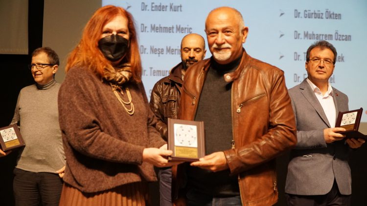 Meslekte 30, 40, 50, 60 ve 70’inci yıllarını dolduran hekimlere plaket