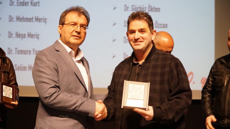 Meslekte 30, 40, 50, 60 ve 70’inci yıllarını dolduran hekimlere plaket