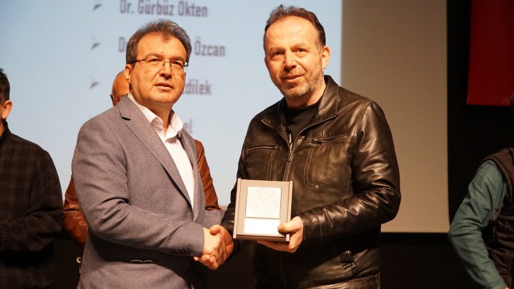 Meslekte 30, 40, 50, 60 ve 70’inci yıllarını dolduran hekimlere plaket