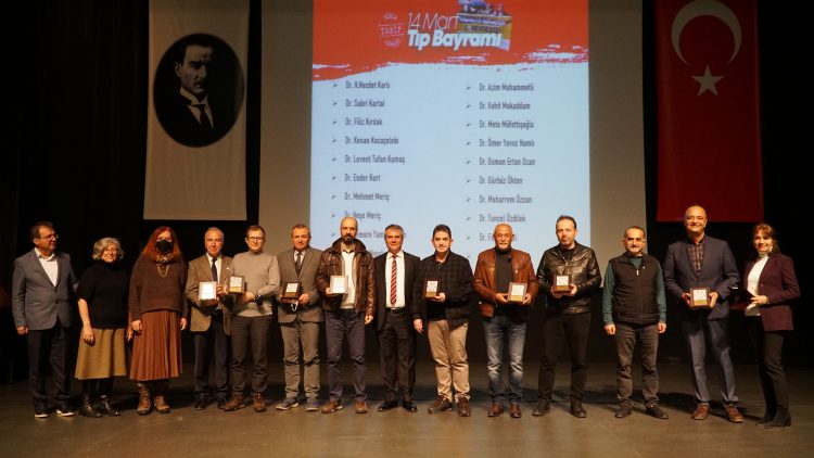 Meslekte 30, 40, 50, 60 ve 70’inci yıllarını dolduran hekimlere plaket