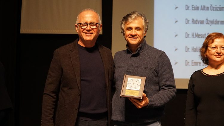 Meslekte 30, 40, 50, 60 ve 70’inci yıllarını dolduran hekimlere plaket