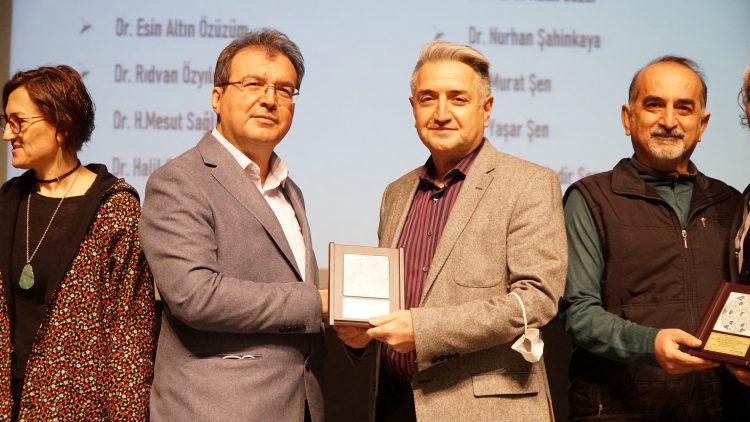 Meslekte 30, 40, 50, 60 ve 70’inci yıllarını dolduran hekimlere plaket