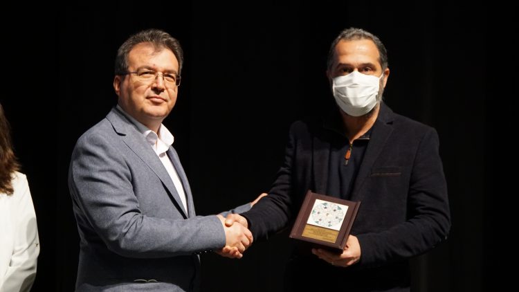 Meslekte 30, 40, 50, 60 ve 70’inci yıllarını dolduran hekimlere plaket