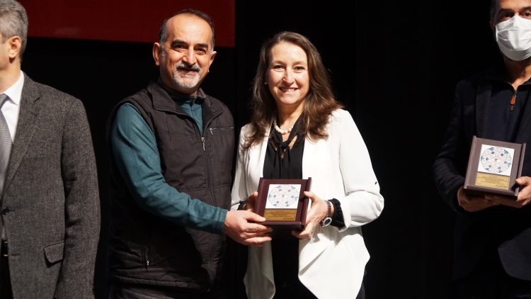 Meslekte 30, 40, 50, 60 ve 70’inci yıllarını dolduran hekimlere plaket