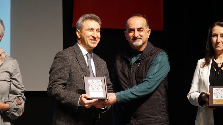 Meslekte 30, 40, 50, 60 ve 70’inci yıllarını dolduran hekimlere plaket